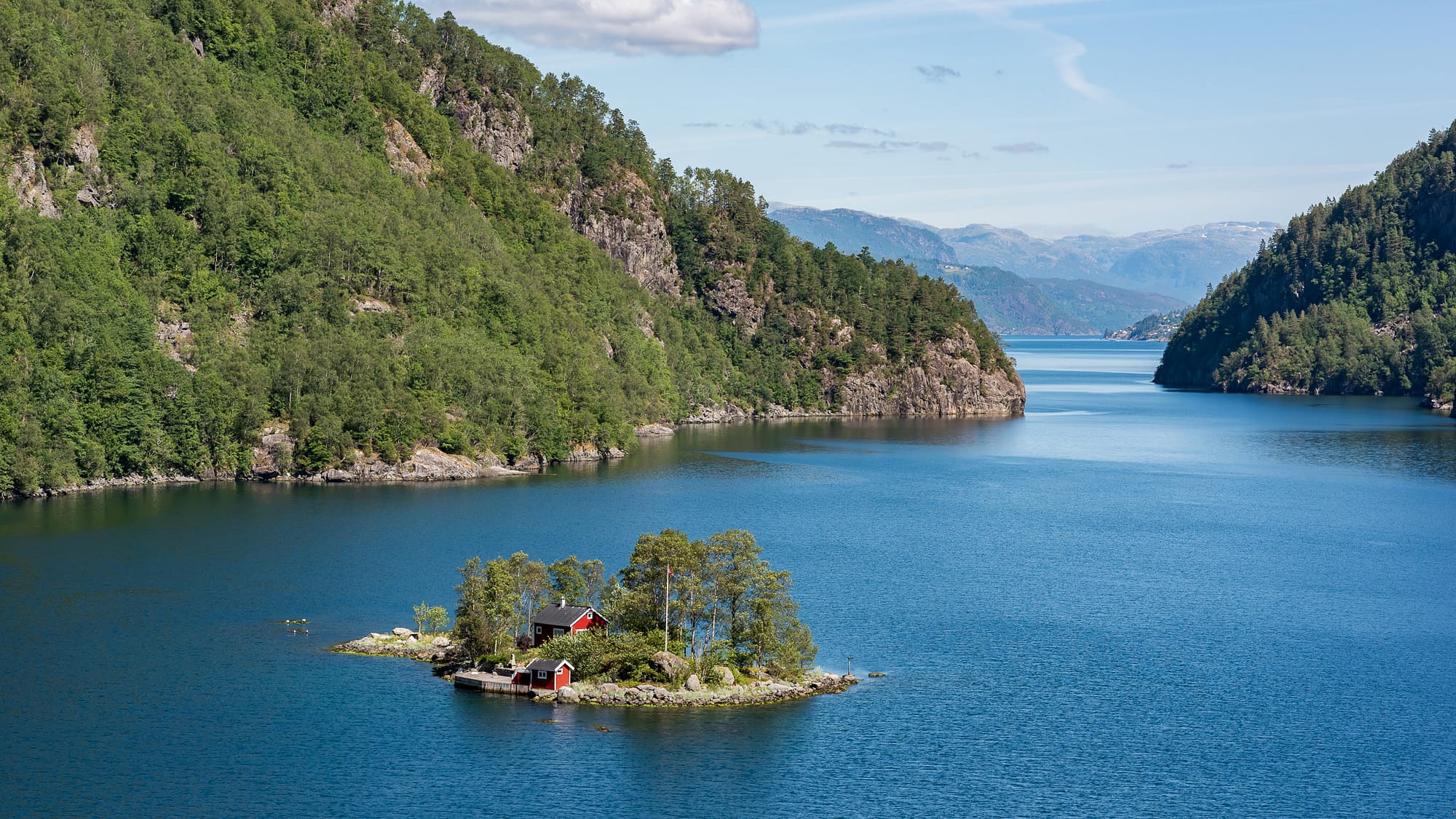 image d'un fjord avec la cabane de pêcheur sur une ile au centre lors d'un paysage lors d'un voyage en norvège - kévin marzin