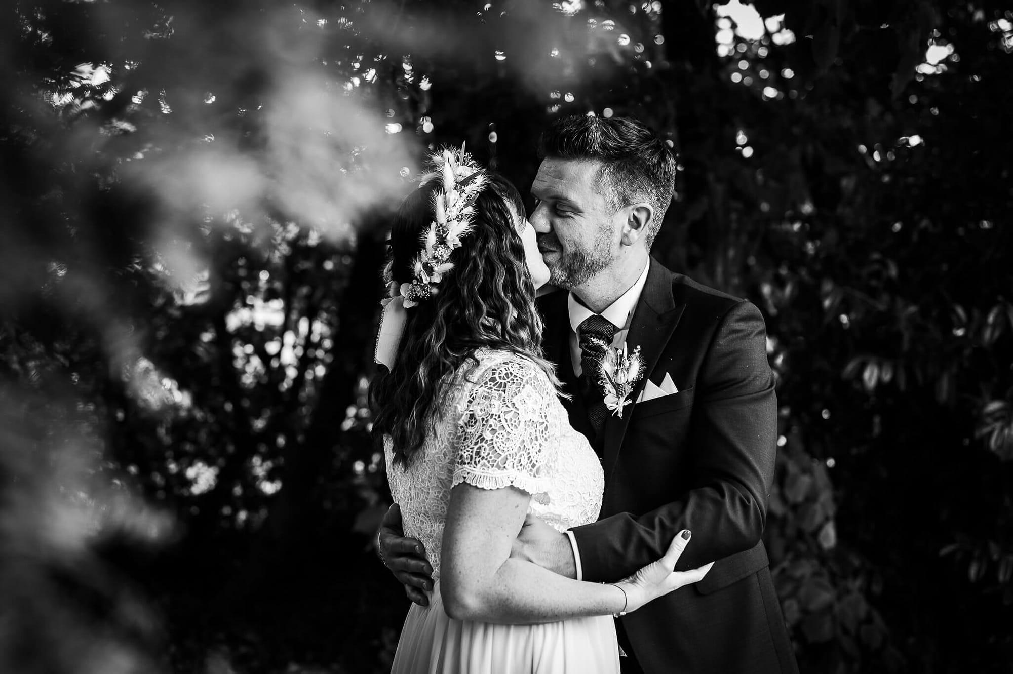 photographie noir et blanc de mariés qui s’embrassent