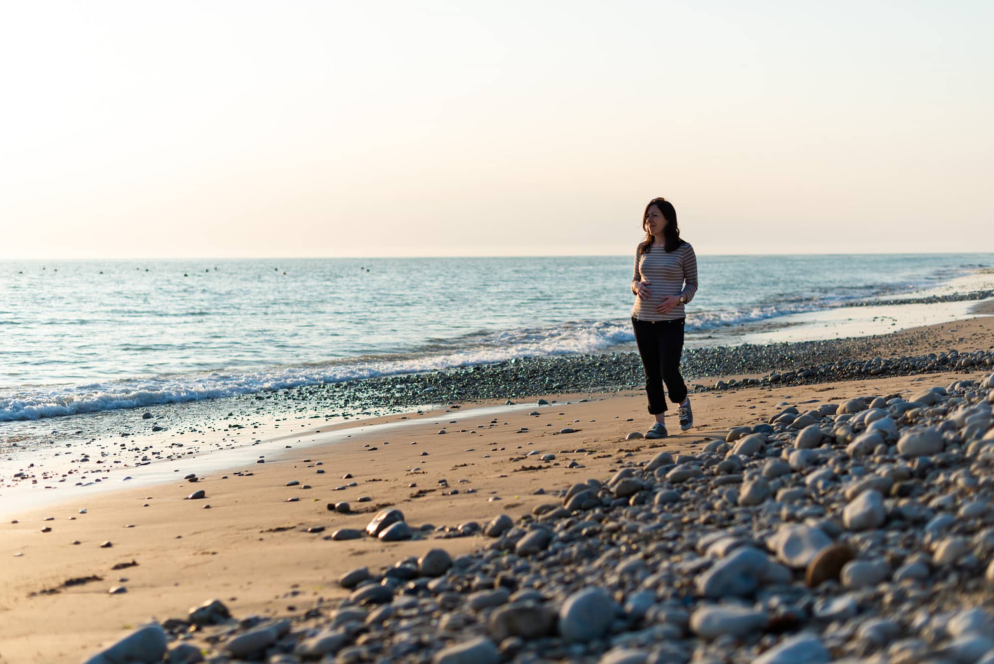 seance grossesse sur une plage sur l'ile d'Oléron