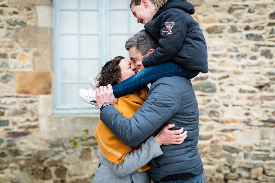 shooting famille au château de châteaugiron, embrassade complicité sourires